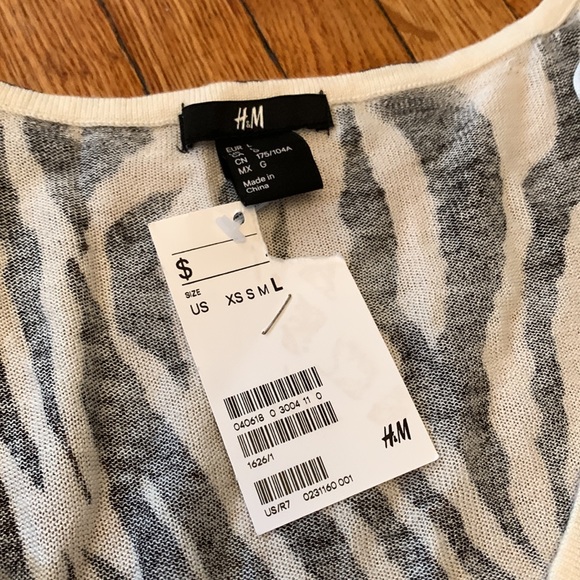 H&M brand new top. - Picture 3 of 5